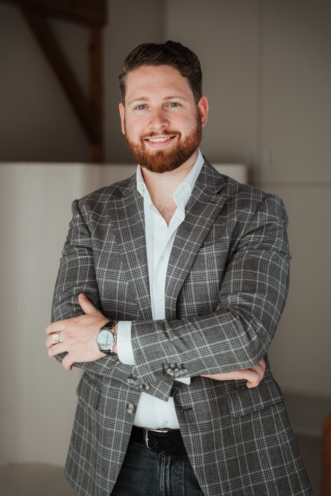 Xander de Bruine, portret met gekruiste armen